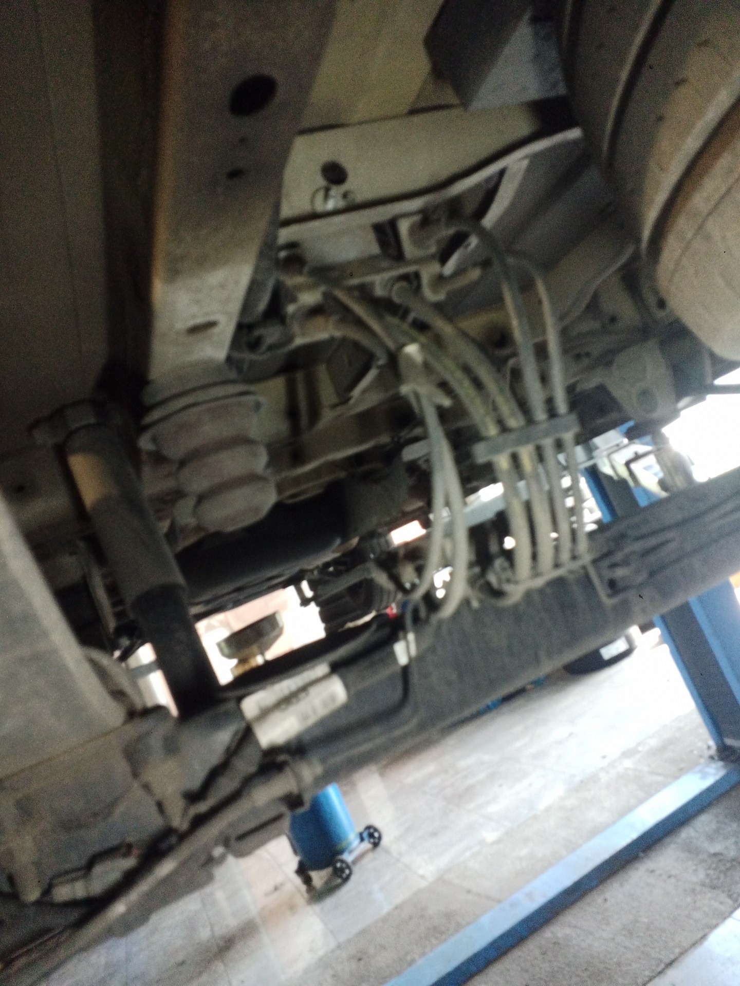Tylna oś: stan przewodów hamulcowych - FORD TRANSIT V363 Furgon