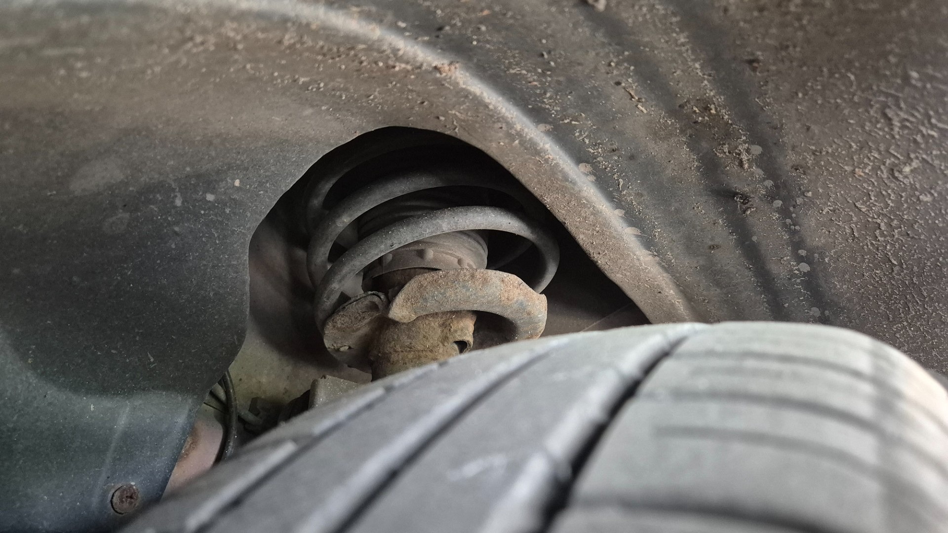 Stan odbojów i osłon na przedniej osi - FORD FIESTA V