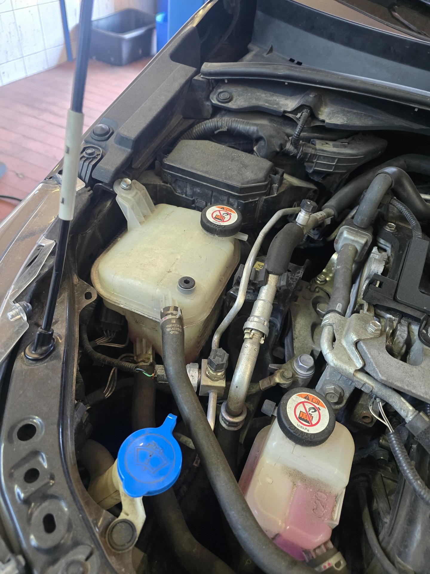 Poziom płynu chłodniczego - TOYOTA COROLLA Kombi