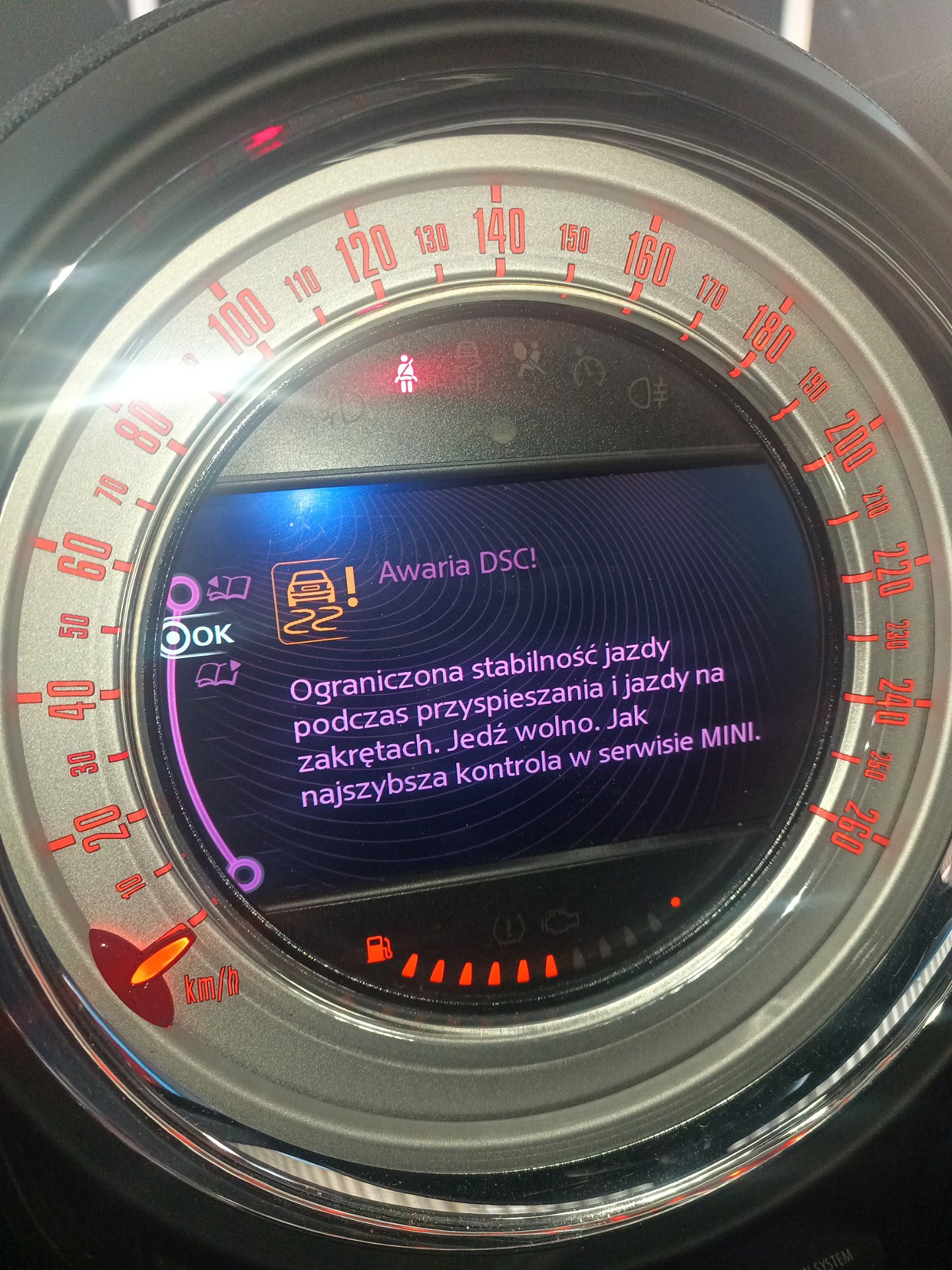 Komunikat „Awaria DSC!” na ekranie prędkościomierza MINI Countryman