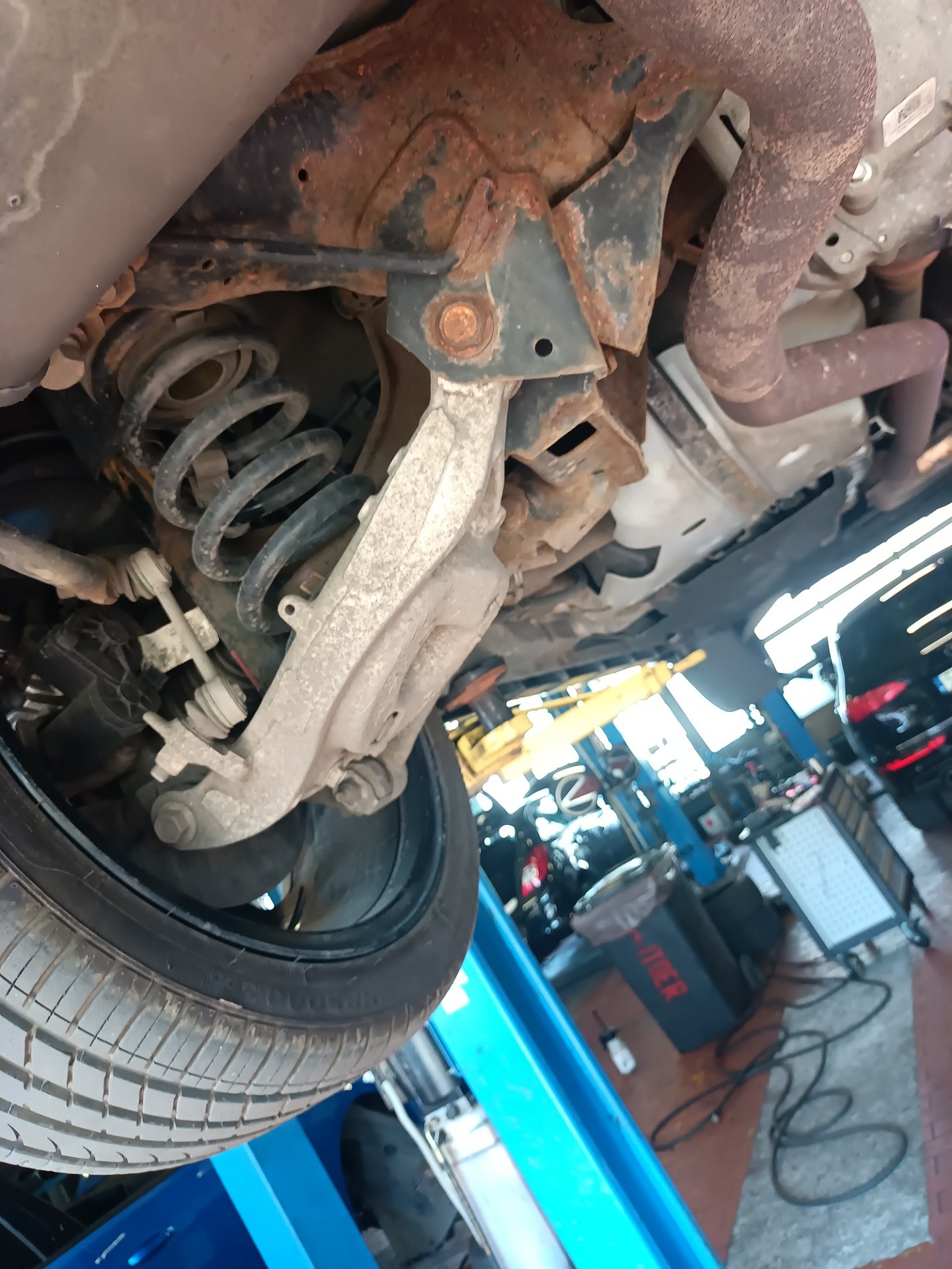 Stan zawieszenia na tylnej osi - FORD MONDEO IV