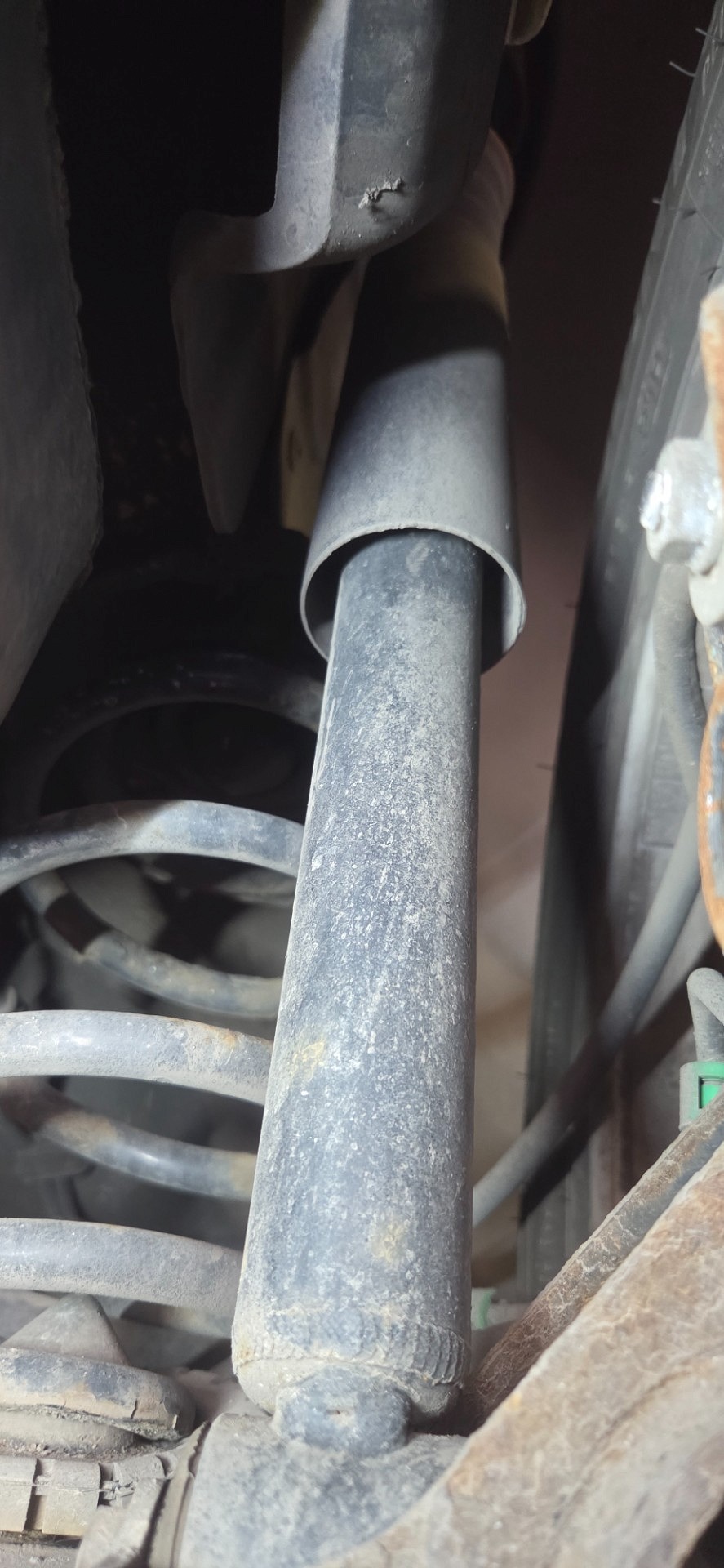 Stan amortyzatorów na tylnej osi - VW PASSAT B5.5